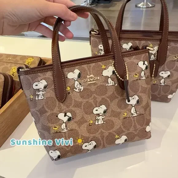 関税込【COACH×PEANUTS 】City Tote Bag Canvas, Snoopy Print Coach Coach X Peanuts City Tote Bag In Signature Canvas With